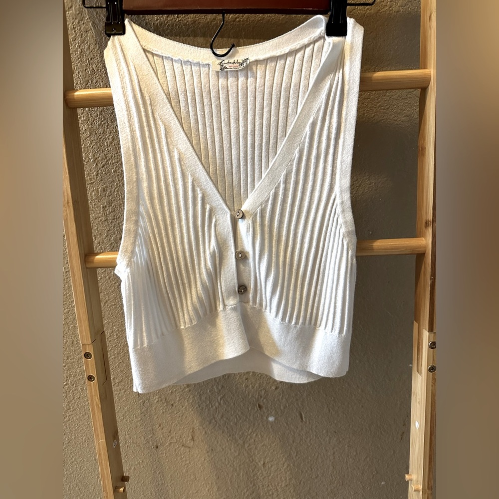 Whit tank with buttons